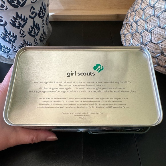 SOLD 💚 Adorable Girl Scouts Camping Pail Tin Box w/ Handle - Picture 6 of 11